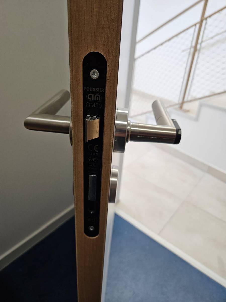 Pose de béquille autonome UZ pour sécuriser un site professionnel à Nîmes