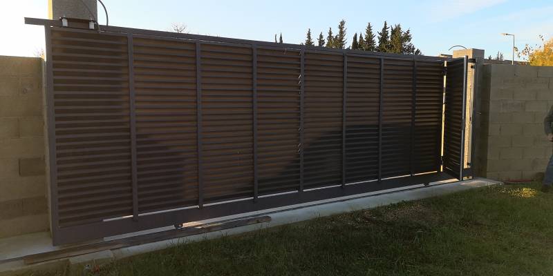 Installation d'un kit motorisé pour portail coulissant dans le 30