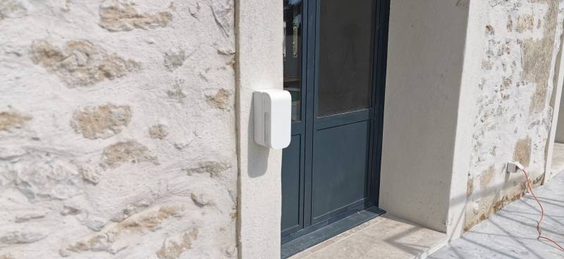 Installer un détecteur d'alarme extérieur a Nîmes avec Alarmes Premium